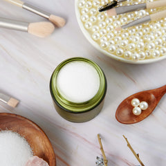 11 Hoa Kinh glass jar lid black close-up shows sturdy, leak-proof seal for travel.