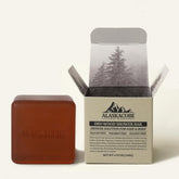Alaskacube Deo Wood shower bar packaging highlights premium sandalwood scent and gift-ready presentation.
