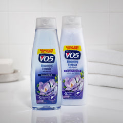 Detalle de los cinco aceites clave para el cuidado capilar Blooming Freesia.