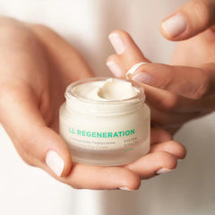 ANNEMARIE BÖRLIND LL REGENERATION close-up reveals silky texture for smooth application.