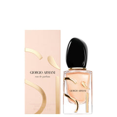 Sí bottle pour view highlights blackcurrant nectar for a vivid scent