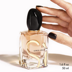 Armani Beauty Sì EDP blackcurrant nectar detail suggesting a juicy, inviting opening
