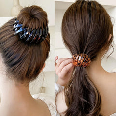 Aweoisa expandable ponytail clip demonstrates adjustable size from closed to expanded.