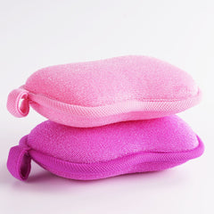 BabaMate sponge in-use demonstrates a gentle circular massage during bath time.