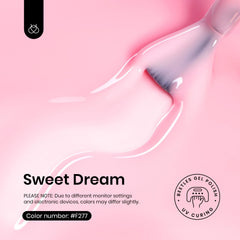 Beetles esmalte en gel rosa bebe en mano, aplicación precisa