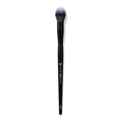 BK BEAUTY Nikki La Rose N14 brush close-up for precise under-eye concealer blending