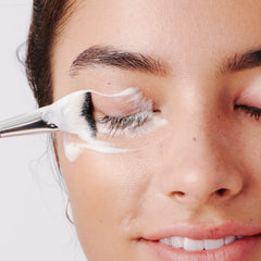 Borboleta Lash Bath Gel application demonstrates easy massaging for clean lashes.