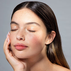 Cliganic Jojoba Oil cold-pressed hexane-free extraction visual cue for natural skincare.