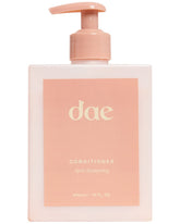 DAE Signature Conditioner pump-application demonstrates detangling and hydrated strands.