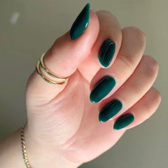 Daisy DND Auora Green gel polish swatch shows vibrant jelly finish on natural nail