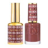 Daisy DND DC Brown Collection Light Macore bottle closeup showing rich pigment for durable manicure
