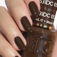 Daisy DND DC spiced brown lacquer tube ready for quick, chip-free air-dry color.
