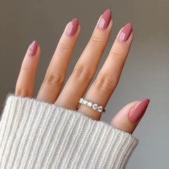 DAISY DND light fawn duo pack shows matching gel and lacquer for chip-free wear.