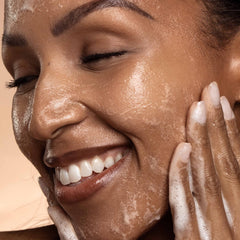 Close-up of the gel texture emphasizes a non-foaming, gentle formula