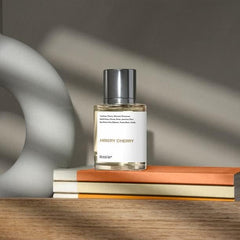 Dossier Ambery Cherry packaging box signaling luxury and gift-readiness