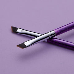 EIGSHOW Eyeliner Brush Pro Precision shows a slim tip for clean gel winged liner.