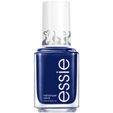 La botella de essie License To Thrill muestra un tono cobalt azul para un look de salón.