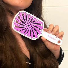FHI Heat UNbrush Plus ultra-light handle enables comfortable use during long detangling sessions.