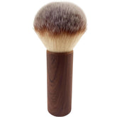 Finrray cepillo de polvo para uñas en primer plano, limpieza precisa durante manicura.
