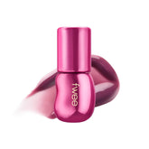 fwee 3D Voluming Gloss application close-up shows instant fullness and shine.
