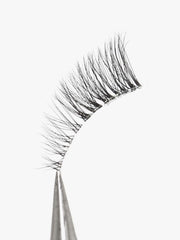 Gmagictobo clear-band lashes closeup highlights a lightweight, seamless lash line.