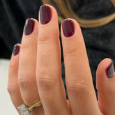 GRITOSE uñas prensadas cortas, cuadradas, color vino rojo para estilo diario.