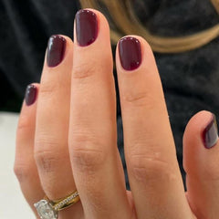 GRITOSE uñas prensadas cortas, cuadradas, color vino rojo para estilo diario.