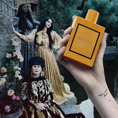 Gucci Bloom Profumo di Fiori spray application demonstrating easy-to-apply fragrance