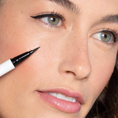 ILIA Clean Line Liquid Liner precise tip demonstrates effortless tightlining and smooth cat-eye definition.