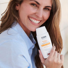 ISDIN Eryfotona Actinica cream swatch highlights fast-absorbing, non-greasy texture suitable with makeup