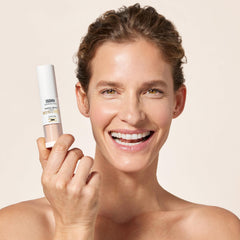 ISDIN Mineral Brush Powder lid open reveals easy flow and travel-friendly design.