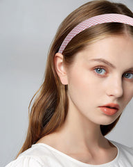 Diadema JELIEE floral blanca, versatilidad para cualquier conjunto.