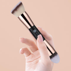 KINGMAS foundation brush features soft synthetic hair for smooth blends.