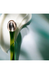 La Mer Eyes The Eye Concentrate applicator image highlighting precise application for delicate eye areas.