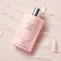 Lancôme La Vie Est Belle spun sugar note adds comforting sweetness.