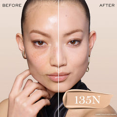 Close-up texture of Lancôme Teint Idole Ultra Wear highlighting breathable, lightweight feel.