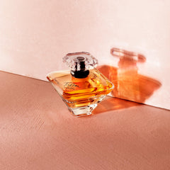Lancôme Trésor delicate floral notes evoke graceful, light fragrance.