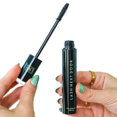 Lash Next Door clump-free formula glides smoothly on lashes