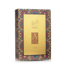 Lattafa Ajwad amber-cedar-vanilla base detail emphasizes warmth and lasting appeal.