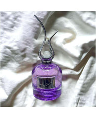 Lattafa Asdaaf Andaleeb Flora close-up note, highlighting sandalwood and fruit-floral nuances.