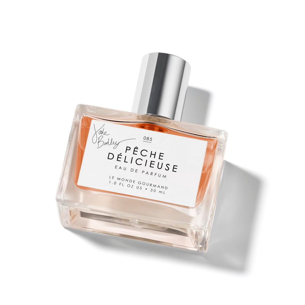 Le Monde Gourmand Pêche Délicieuse bottle closeup shows peachy notes for a fruity impression