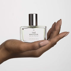 Le Monde Gourmand Thé Matcha bottle glows with floral amber hues for evening wear.