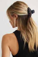 LILIE&WHITE claw hair clip secures thick hair with a firm grip.