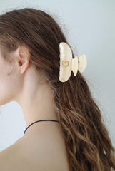 LILIE&WHITE glitter D letter clip enhances everyday looks with understated shine.