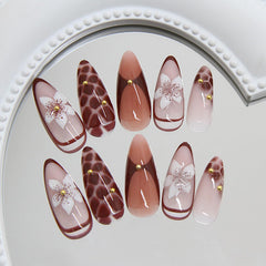 LOPMNGHT Leopardo forma almendra – detalle diseño leopardado marrón.