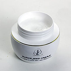 Textura suave de Madina crema facial para aplicación diaria.