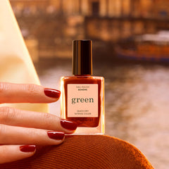 Manucurist Green brush applying Bohème for even, beginner-friendly coverage.