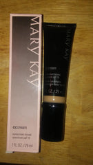 Mary Kay CC Cream SPF 15, cobertura mediana para tono uniforme y acabado natural.
