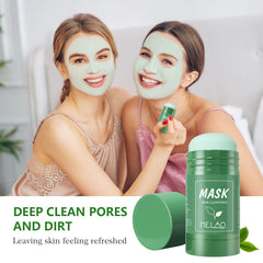 Mererke Pretty green tea clay mask-application demonstrates easy twist-off design for quick pore cleansing