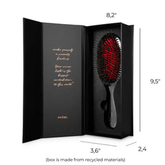MIŠEL brush detangling action image showing smooth glide and reduced snagging